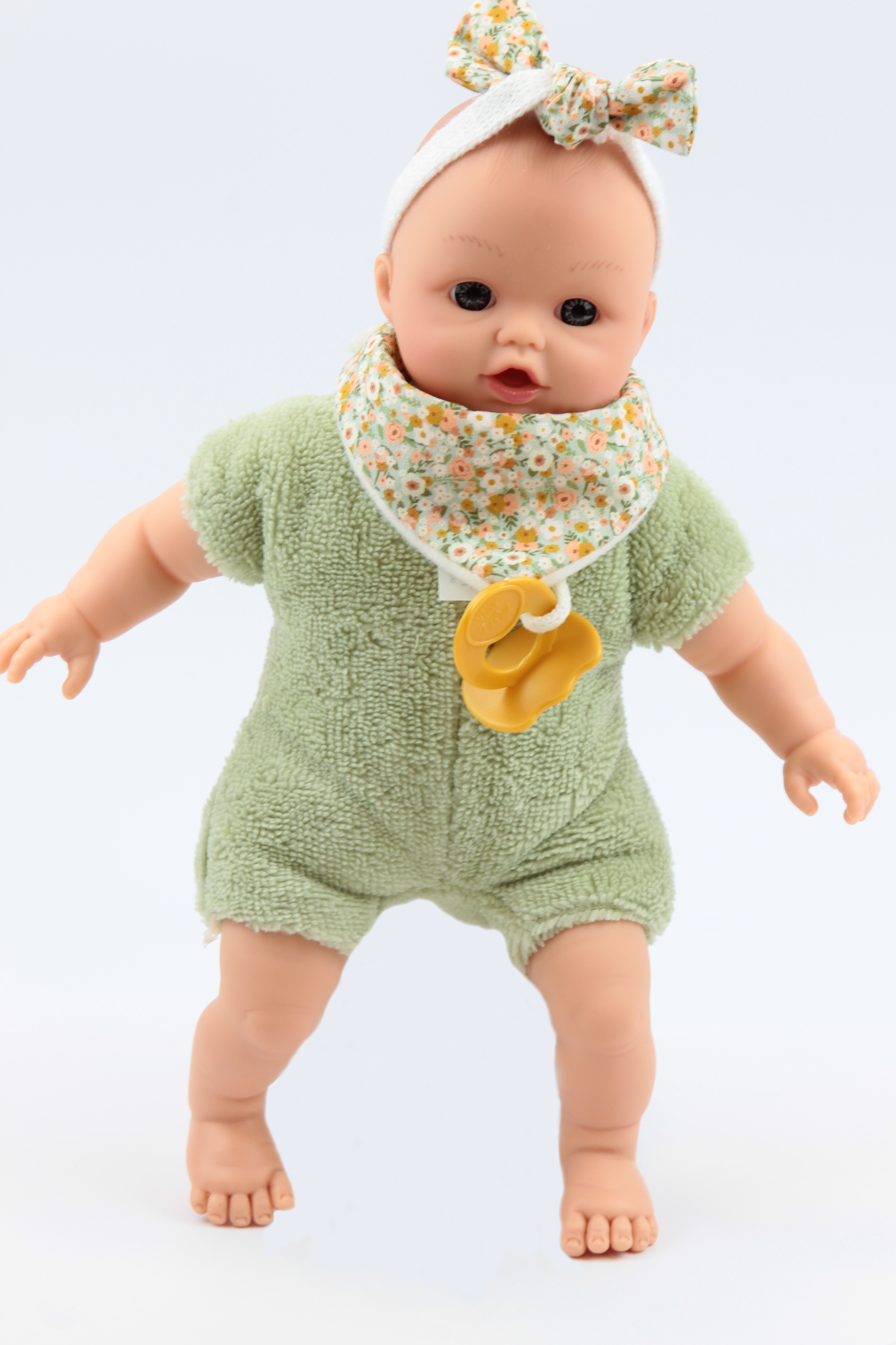 Csecsemő baba - zöld ruhában, kopasz, 26 cm 24 hó+